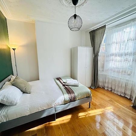 Elegant House In Stratford Apartment Лондон Екстериор снимка