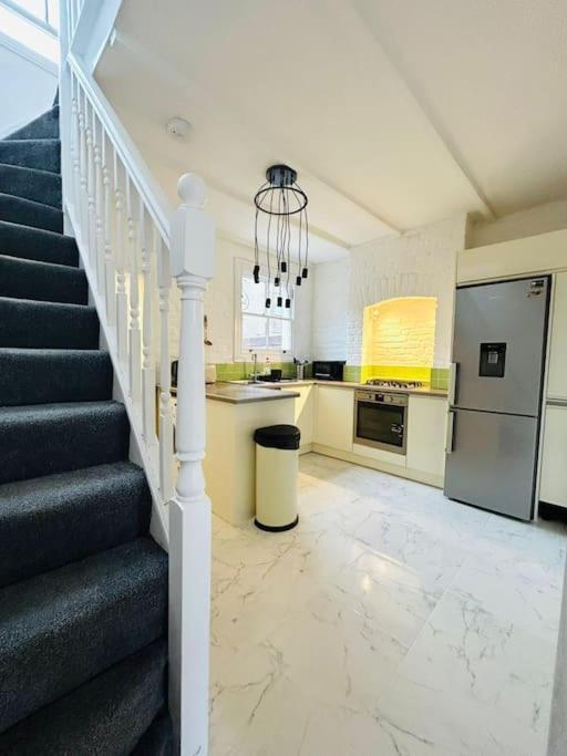 Elegant House In Stratford Apartment Лондон Екстериор снимка