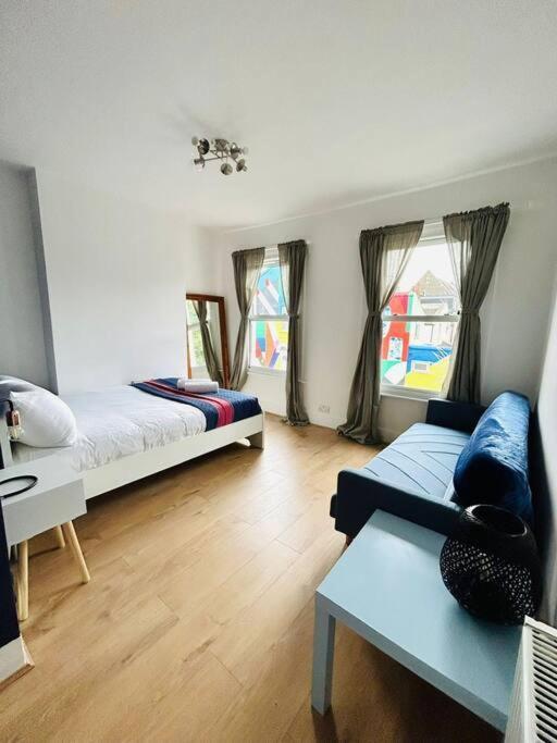 Elegant House In Stratford Apartment Лондон Екстериор снимка