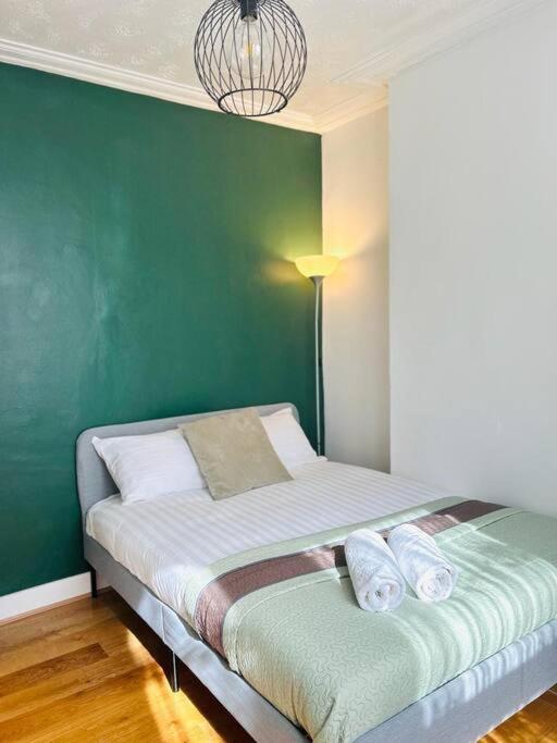 Elegant House In Stratford Apartment Лондон Екстериор снимка