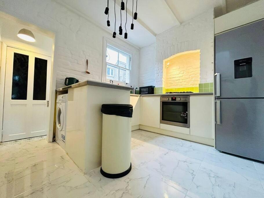 Elegant House In Stratford Apartment Лондон Екстериор снимка
