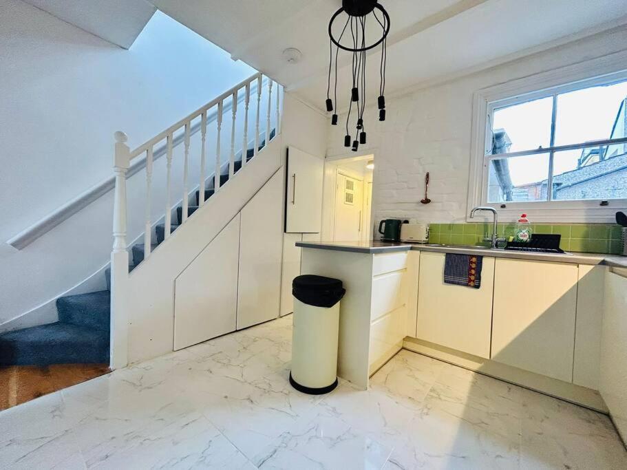 Elegant House In Stratford Apartment Лондон Екстериор снимка