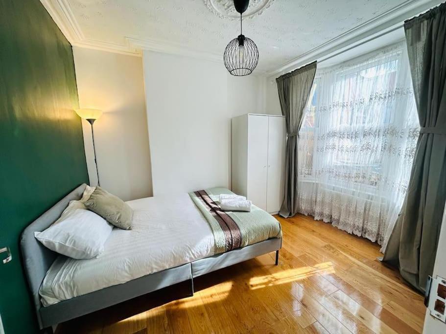 Elegant House In Stratford Apartment Лондон Екстериор снимка