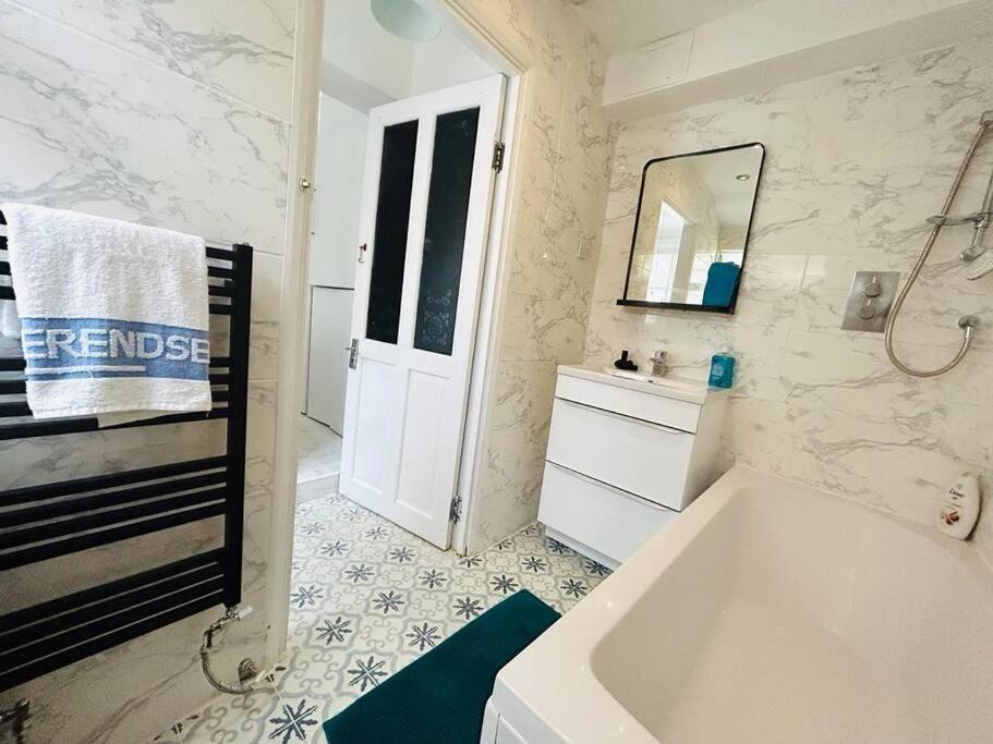 Elegant House In Stratford Apartment Лондон Екстериор снимка