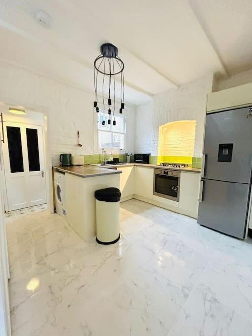 Elegant House In Stratford Apartment Лондон Екстериор снимка