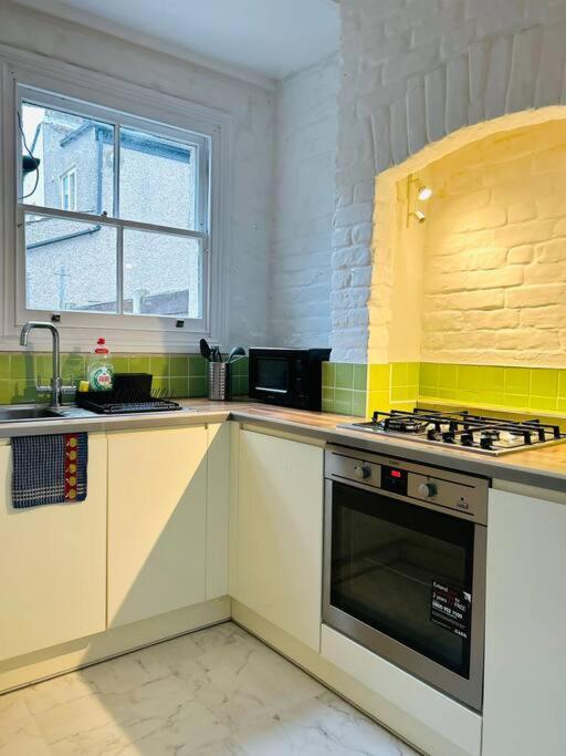 Elegant House In Stratford Apartment Лондон Екстериор снимка